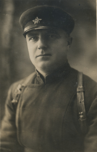 Неизвестный командир-кавалерист в 
	куртке на вате кавалерии образца 1931 г.