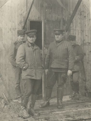 Офицеры - военные строители в 
	утепленной куртке образца 1966 г. и ватной телогрейке