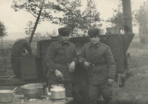 Рядовые СА в ватных куртках образца 1966 
	г. с погонами старого и нового образцов