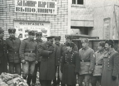 Начальник политуправления СибВО 
	генерал-лейтенант И.С. Лыков беседует с военными строителями, одетыми в зимнюю рабочую форму одежды, дополненную ватными стегаными шароварами