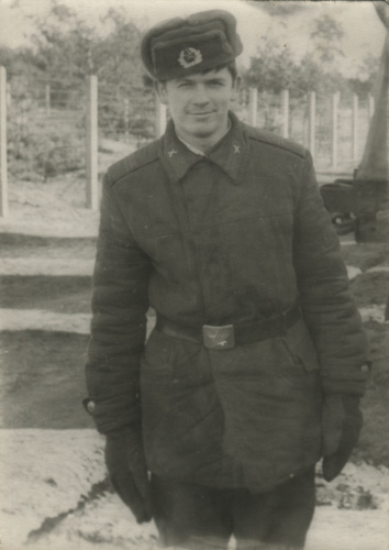 Сержант-артиллерист в ватной куртке 
	образца 1966 г. с нашивками красного цвета по званиям на погонах