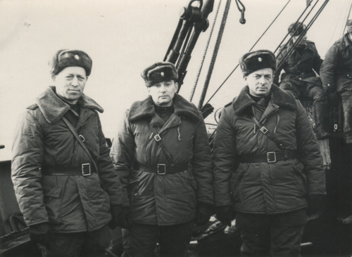 Офицеры в телогрейках и брюках для особо 
	холодных районов образца 1955 г.