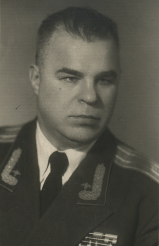 На воротнике парадно-выходного мундира 
	вышитые орнамент и эмблемы