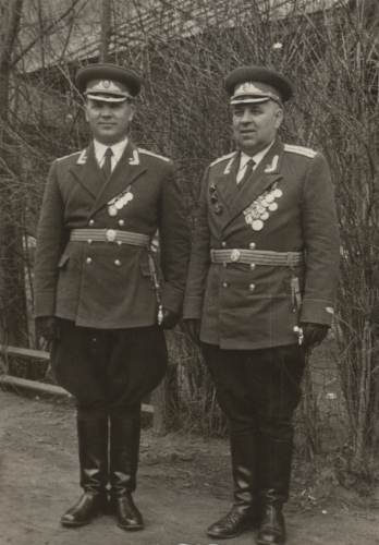 Офицеры СА в парадно-выходных мундирах 
	образца 1955 г.