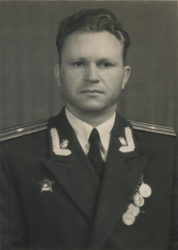 Политработник спецчастей главной базы ЧФ 
	майор В.А. Нестерович с эмблемами инженерных войск