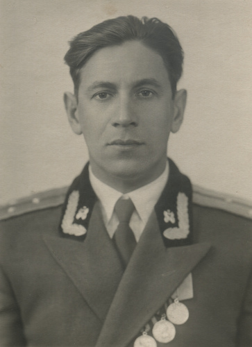 Неизвстный старший лейтенант в 
	парадно-выходном мундире БТВ с эмблемами автомобильных частей.