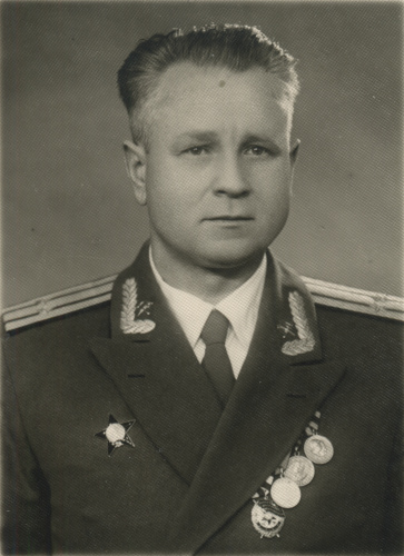 Подполковник Г.Д. Колайко с эмблемами 
	химических войск или инженерно-технического состава общевойсковых служб