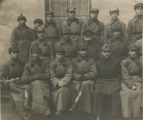 Кадр сослуживцев Ленинградской окружной 
	военно-ветеринарной учебной кузницы, 1925 г.