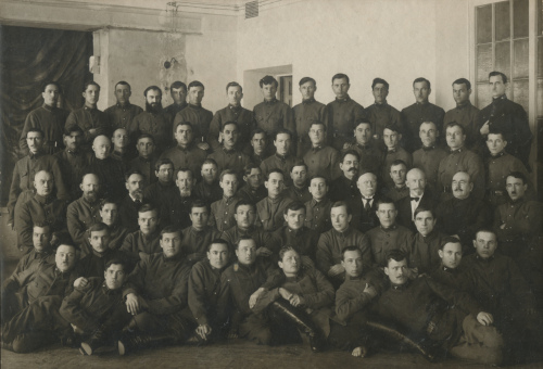 Слушатели или курсанты ветеринарного вуза, 
	многие с ветеринарными значками значками на петлицах. Среди изображенных присутствует А.Е. Шпиллер