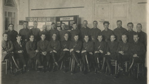 Курсы ветеринарных врачей запаса БВО. В первом 
	ряду седьмой слева - начальник курсов Мельников, восьмой - начальник ветеринарной службы БВО Д.А. Львовский