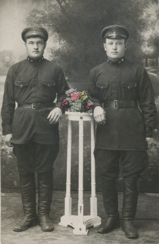 Красноармейцы 35-й стрелковой дивизии с 
	ветеринарными значками образца 1922 г.