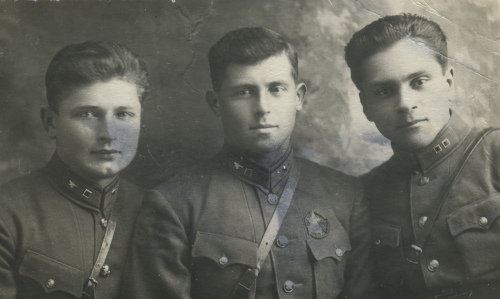 Значок в виде пулемета «Максим» на станке 
	Соколова. «В день выпуска с Киевского военного училища» (непонятно, что имеется в виду - объединенная военная школа или пехотная школа, обе в г. Киев), 1930 г.