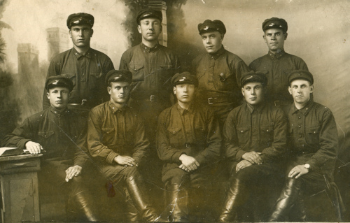 Отделение зенитных пулеметов 22-го местного 
	стрелкового батальона. Все красноармейцы и младший командир имеют пулеметный значок на петлицах, 1933 г.