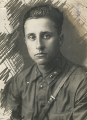 Пример ношения значков комсоставом пулеметных 
	подразделений. Неизвестный командир (3-я категория - командир взвода) с эмблемой «Максим на треноге», 1932 г.