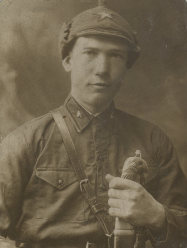 Красноармеец-пулеметчик Федор В. Пулеметные 
	значки установлены на петлицах летней хлопчатобумажной рубахи типа «Б» обр. 1931 г.