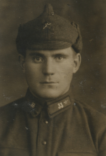 Красноармеец Петр N. Шифровка «33» на его 
	петлицах, возможно, означает 33-й стрелковый полк 11-й стрелковой дивизии ЛВО