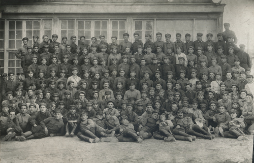 Военнослужащие Грузинского кавалерийского полка 
	с командованием части. На петлицах многих красноармейцев шифровка «<b>ქცლ</b>» («ქართული ცხენოსანი ლეგიონი») и кавалерийские эмблемы