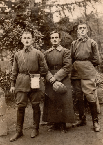 Курсанты Грузинской объединенной военной школы. 
	На петлицах присутствует шифровка «<b>ქგს</b>» (груз. ქართული გაერთიანებული სკოლა)