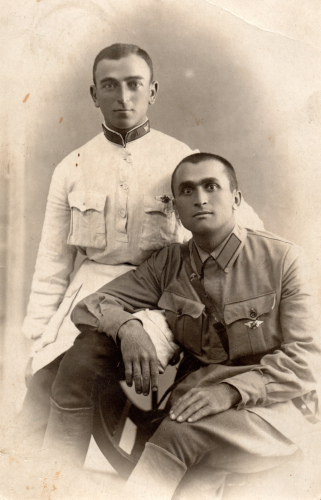 Еще один снимок курсантов Грузинской 
	объединенной военной школы. Явно читается петличная шифровка «<b>ქგს</b>» (буква გ сделана меньше остальных из-за особенностей грузинского алфавита)