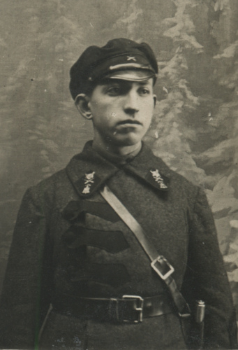 Неизвестный курсант Петроградской 
	военно-топографической школы в форме одежды образца 1922 г. (с фуражкой), имеющий на петлицах по три значка: вузовский (№ 26), неофициальный топографической школы и артиллерии 
	(№ 2)