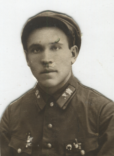 Красноармеец со значками автомобильных частей 
	(шоферов) и пулеметным на петлицах вероятно пехотной расцветки. Может означать моторизованную стрелково-пулеметную часть механизированного корпуса или бригады