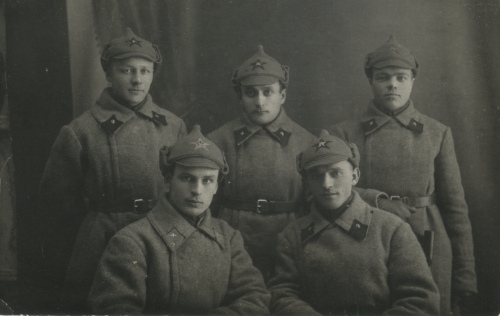 В группе лиц, имеющих стандартные зеленые с 
	красным кантом петлицы, изображен военнослужащий с голубыми петлицами ВВС, на которых размещено по два значка (ВВС и медицинской службы)