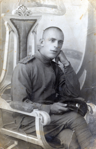 На погонах рядового неуставной шестиугольной 
	формы нашита учебная тесьма избыточной ширины таким образом, что оставшееся узкое поле погона напоминает просвет на обер-офицерском погоне, размещенные специальные знаки 
	автомобильных и артиллерийских частей могут свидетельствовать в пользу прохождения службы шоферов в артиллерийской части или в качестве члена экипажа пушечного 
	бронеавтомобиля