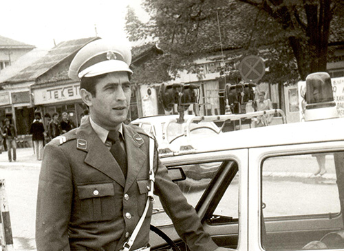 Работник милиции одной из республик СФРЮ с эмблемами 
	дорожной милиции на петлицах кителя