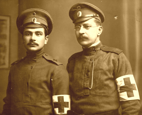 Рисунок 2 – Санитары РОКК. У 
	стоящего слева на тулье фуражки хорошо виден красный крест, носимый вместо кокарды РОКК