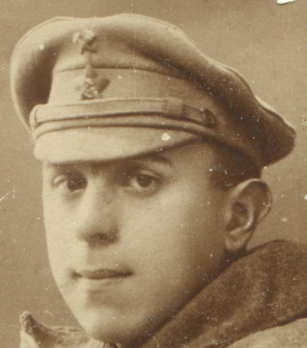 Рисунок 4 – Примеры 
	ношения красноармейцами на тульях и околышах фуражек специальных погонных и ведомственных арматурных знаков имперского периода