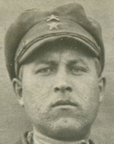 Рисунок 4 – Примеры 
	ношения красноармейцами на тульях и околышах фуражек специальных погонных и ведомственных арматурных знаков имперского периода