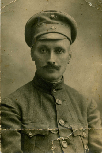 Рисунок 5 – Врач Александр Сергеевич 
	Успенский. Помимо знака Красного Креста на околыше фуражки, на ее тулье размещена красноармейская звезда, а на груди — знак красного командира. Нарукавная повязка с изображением 
	Красного Креста на левом рукаве отсутствует. Данный снимок из семейного архива Зинаиды Успенской имеет инскрипт, датированный 16 сентября 1920 года. Скан оригинального снимка 
	из частного архива военно-исторической фотографии.