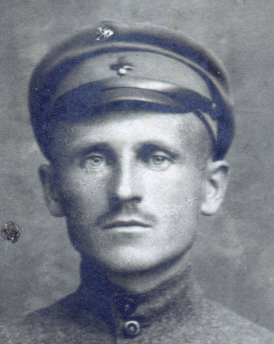 Рисунок 6 – Пример ношения знака 
	Красного Креста на околыше фуражки согласно приказу РВСР от 21 октября 1918 года № 120.