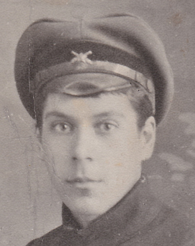 Рисунок 7 – Пример ношения 
	красноармейской звезды, наложенной на значок по роду войск в виде скрещенных орудийных стволов. Данный снимок имеет инскрипт, датированный 1919 г