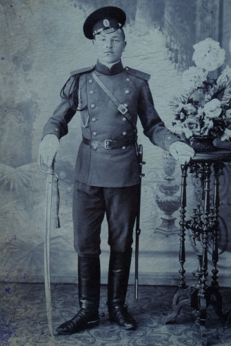 Нижний чин рядового звания 7-го ЗКП 
	в мундире образца 1897 г. с этишкетом, введенным в 1908 г.