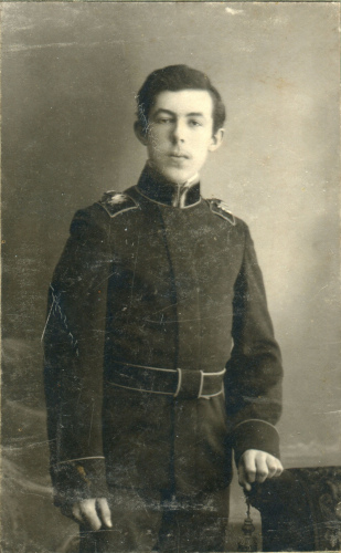 Ученик Омского землемерного училища 
	в мундире, подпоясанном кушаком