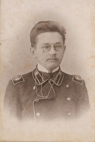 Ученик Курского землемерного училища в 
	тужурке с плечевыми знаками