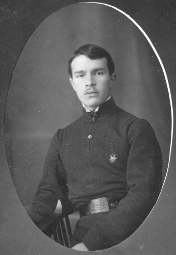 Учащийся Курского или Красноярского 
	землемерного училища в куртке-блузе образца 1913 г.