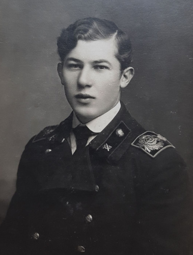 Ученик неизвестного землемерного 
	училища (предположительно) в тужурке с плечевыми знаками