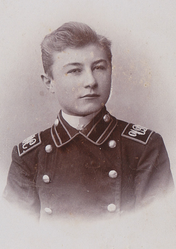 Воспитанник Черниговской 
	духовной семинарии в укороченном пальто (тужурке), 1901 г.