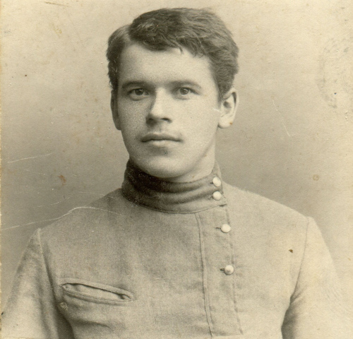 Рисунок 1. Михаил Алексеевич Сюзюмов 
	(1892 – 1951), окончивший в 1912 г. курс Пензенской 1-й мужской гимназии с аттестатом зрелости. Атрибуция согласно инскрипту на обратной стороне паспарту