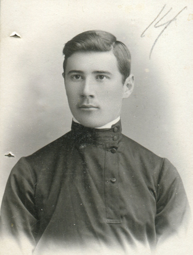 Рисунок 2. Петр Попов, учащийся Читинской 
	мужской гимназии. 30 мая 1909 г. Атрибуция согласно инскрипту на обратной стороне паспарту