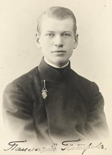 Рисунок 4. Палладий Кузьмич Петров, окончивший 
	в 1910 г. дополнительный класс Санкт-Петербургского 1-го реального училища. Атрибуция согласно инскрипту на лицевой и обратной стороне паспарту