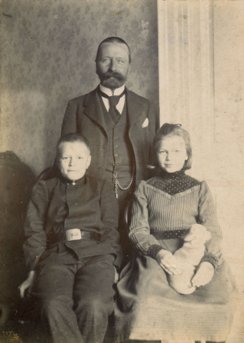 Рисунок 6. Учащийся гимназии Императорского 
	Человеколюбивого общества1 (г. Санкт-Петербург) Николай Вараксин с дядей Нилом Вараксиным и сестрой