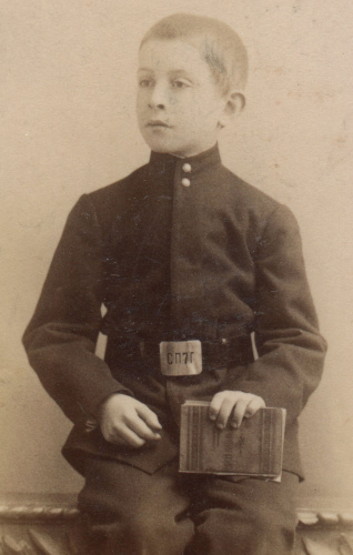 Рисунок 7. Учащийся Санкт-Петербургской 
	7-й гимназии. Атрибуция согласно надписи на поясной пряжке