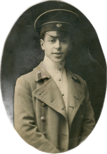 Рисунок 10. Учащийся гимназии в парусиновой 
	блузе произвольного образца, форменной фуражке и пальто. Корректно атрибутировать учебное заведение невозможно в связи с плохой читаемостью знака на околыше фуражки