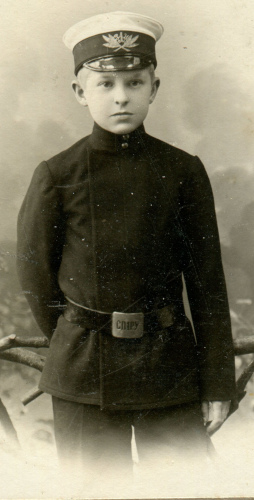 Рисунок 11. Учащийся Санкт-Петербургского 
	1-го реального училища А. Цветков. 25 августа 1906 г. Атрибуция согласно надписи на поясной пряжке, знаку на околыше фуражки и инскрипту на обратной стороне паспарту