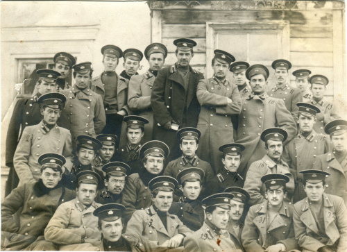 Рисунок 14. Учащиеся гимназии. Хорошо заметна 
	разница в цвете пальто, который у некоторых молодых людей близок к таковому, установленному для учащихся реальных училищ