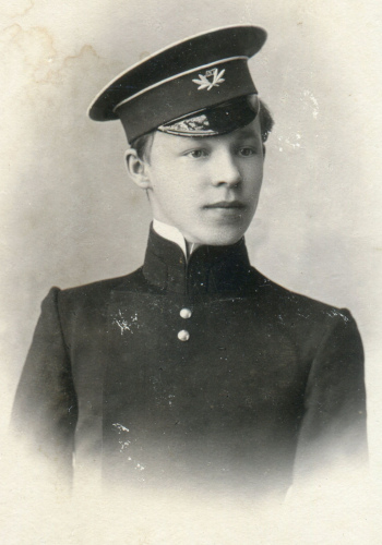 Рисунок 18. Учащийся Великоустюжской гимназии 
	в куртке произвольного образца с имитацией пуговиц блузы