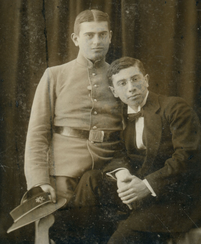 Рисунок 19. Учащийся Александровской гимназии 
	(г. Николаев) в куртке произвольного образца (слева). 5 октября 1913 г.